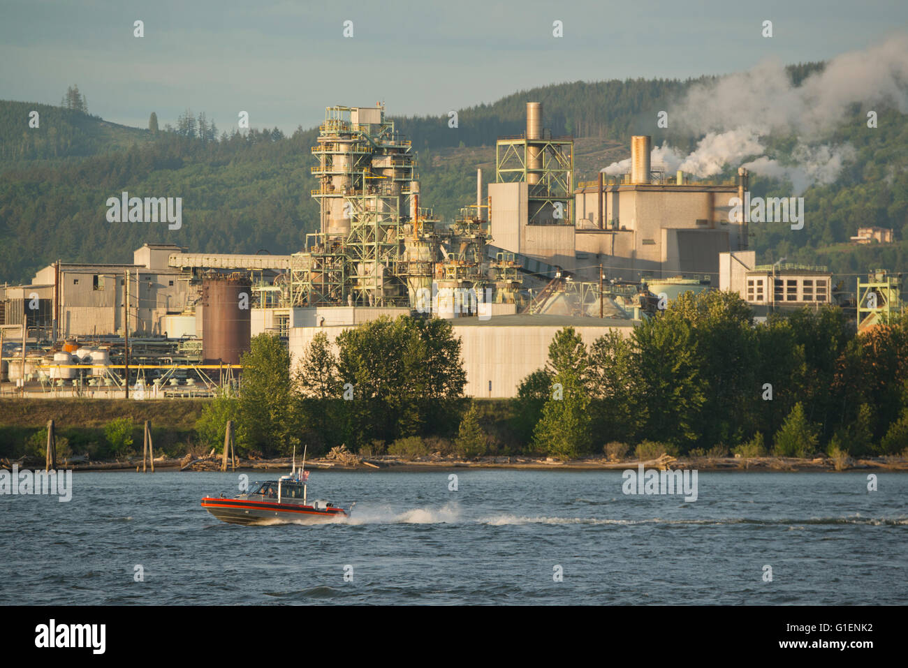 KapStone Cartiera, Longview, Washington, viaggi in barca fino Columbia River Foto Stock