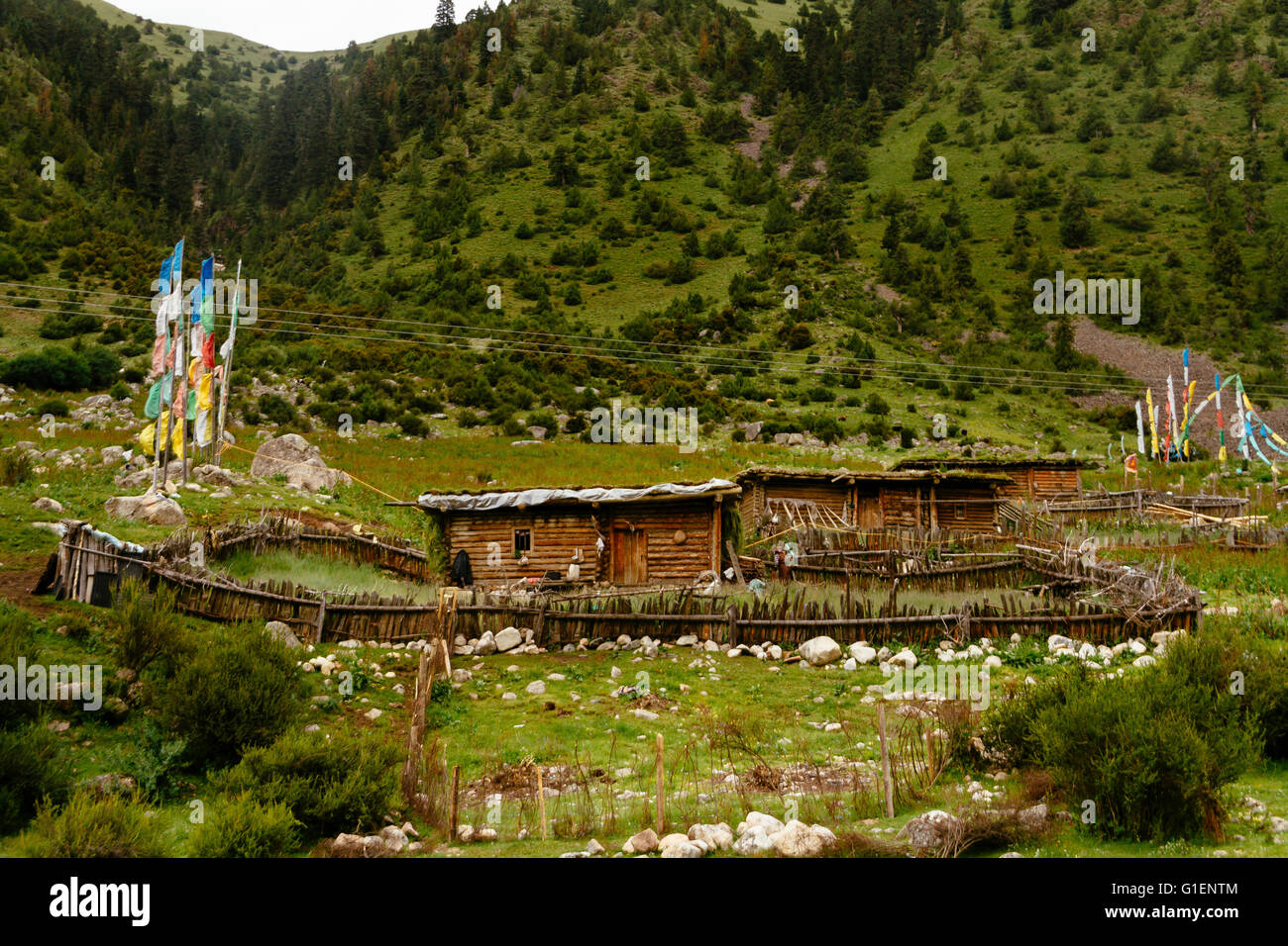 Il Batang paese, nella provincia di Sichuan, in Cina - Il punto di vista della tradizione tibetana log cabin in montagna. Foto Stock