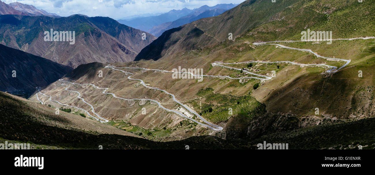 In Tibet, in Cina - Il punto di vista del crazy switchback sulla montagna. I cinesi 318 Strada Nazionale. Foto Stock