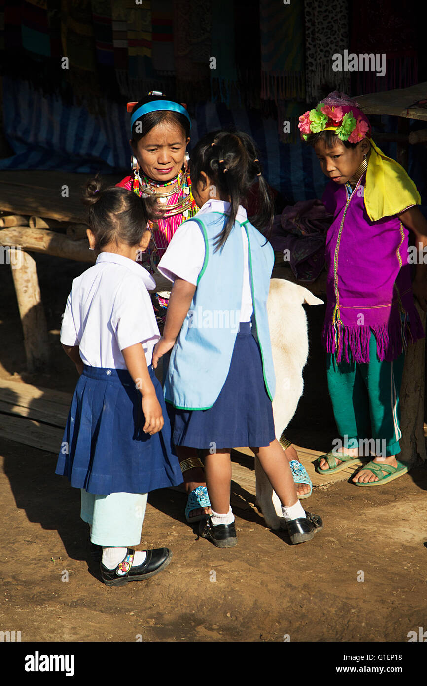 CHIANG MAI, Thailandia - Febbraio 02, 2016: Unidentified donna e bambini da Karen collo lungo borgo vicino a Chiang Mai, Thailandia Foto Stock