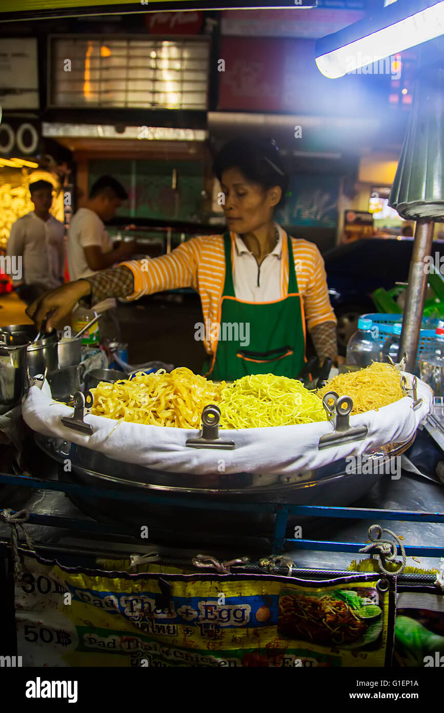 BANGKOK, Tailandia - 13 febbraio 2016: Unidentified donna vendita alimentari sulla strada a Bangkok. Cucina di strada è la quintessenza Foto Stock