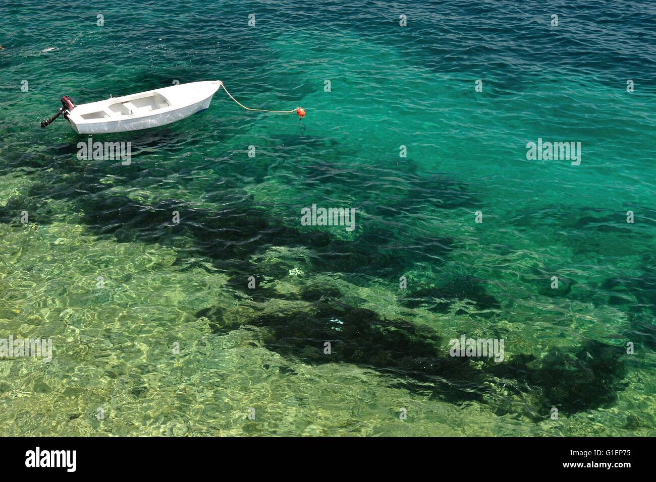 Piccola pesca solitaria barca solo flottante sul mare adriatico nella spiaggia di Korcula Croazia Foto Stock