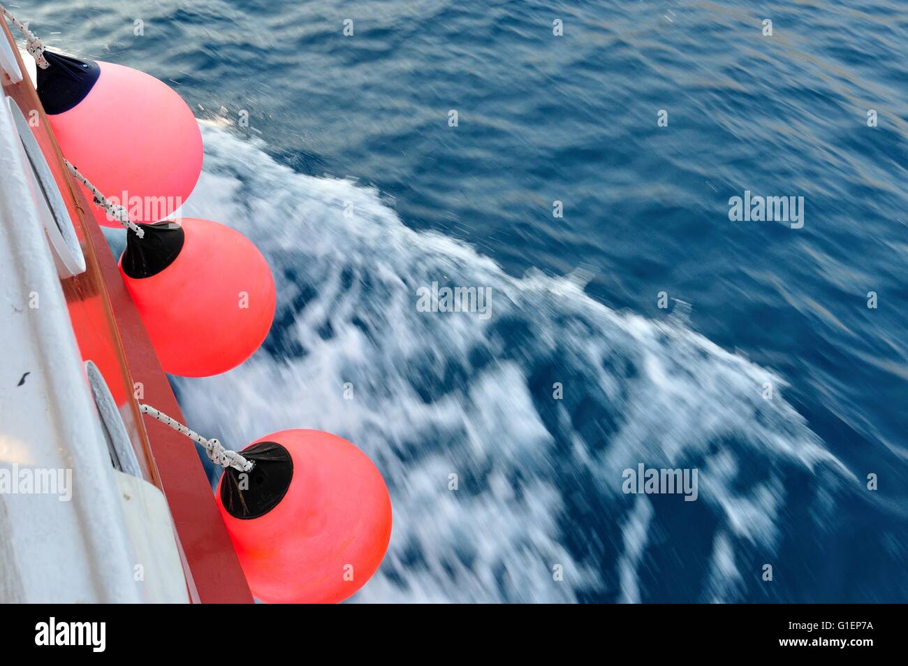 Boa di colore rosso sul corpo della nave in movimento. Sventolando mare adriatico nella parte destra dell'immagine. L'immagine orizzontale. Foto Stock