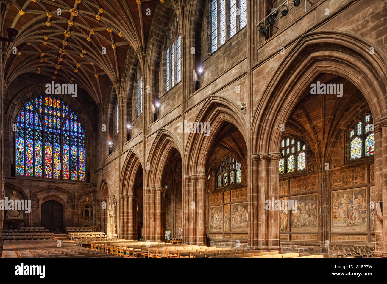 Interno del Chester Cathedral, guardando verso la finestra Occidentale e i mosaici sulla parete nord della navata. Foto Stock