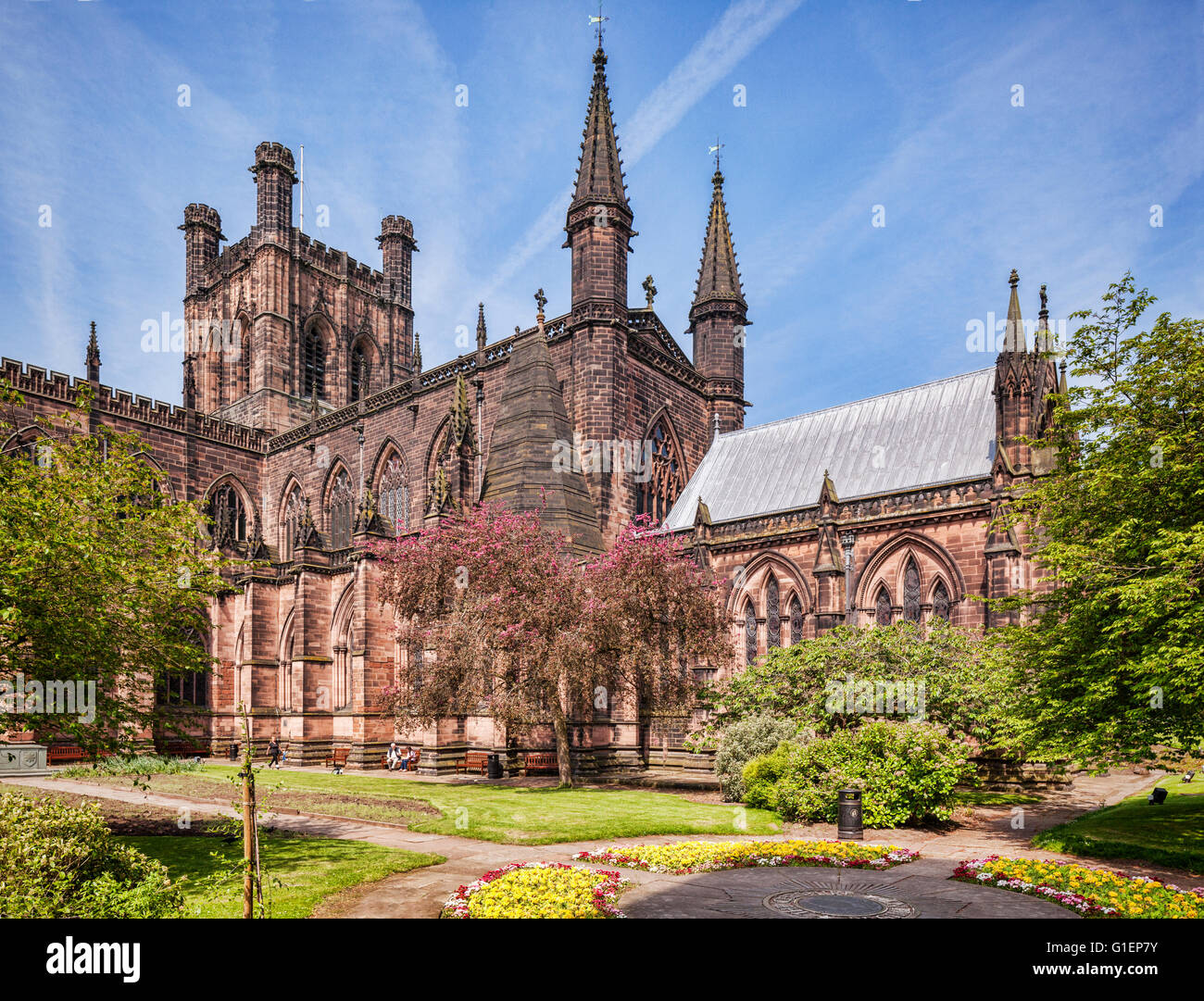 East End di Chester Cathedral, Cheshire, Inghilterra, Regno Unito, dal Giardino della Rimembranza del reggimento Cheshire. Foto Stock