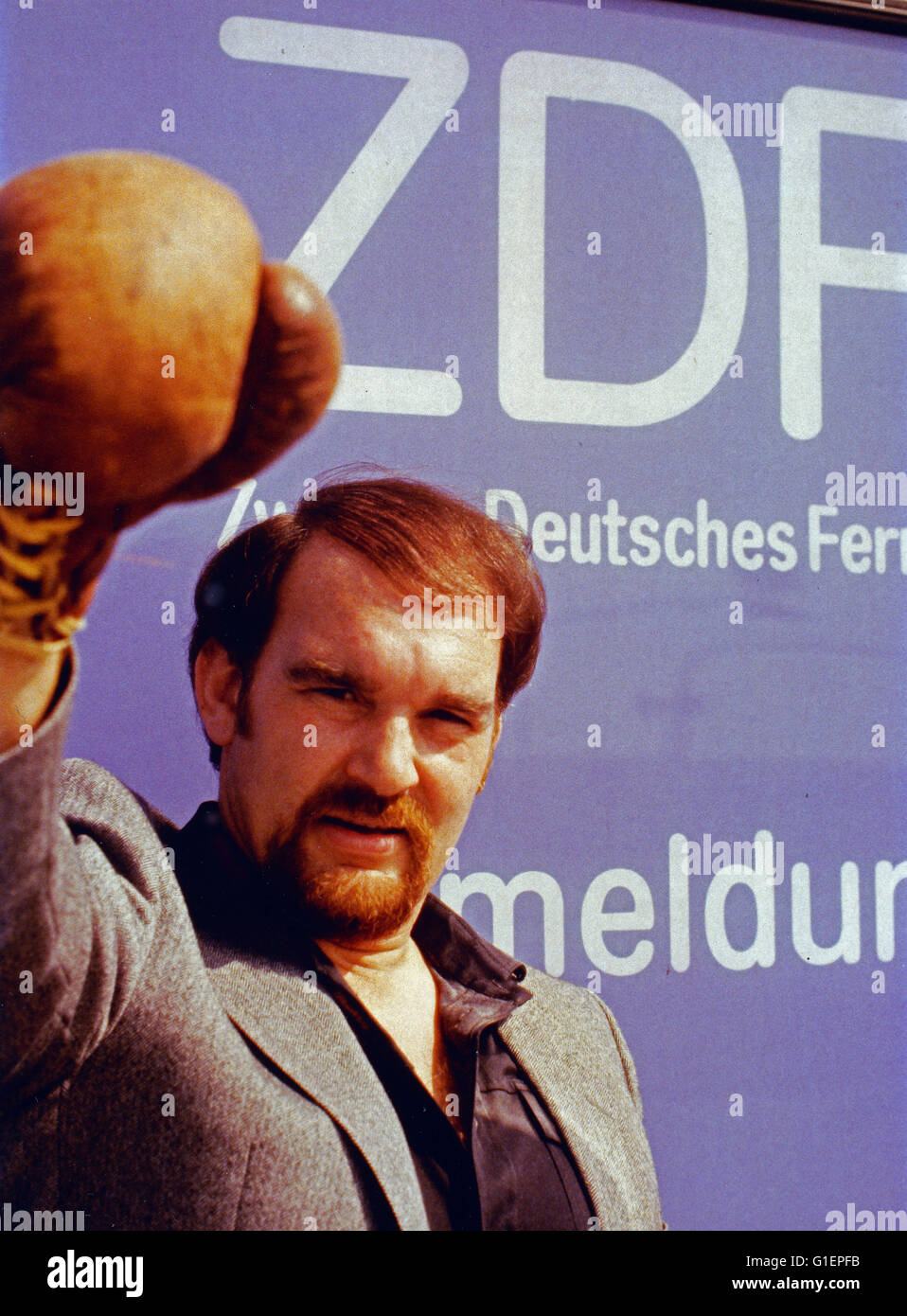 Malermeister Dieter Baumann protestiert vor dem ZDF Am Lerchenberg in Mainz gegen die Einblendung der drei Senderbuchstaben auf dem Bildschirm, Deutschland 1980er Jahre. Pittore Dieter Baumann protestando contro che mostra le tre lettera Z-D-F sullo schermo della TV, Germania degli anni ottanta. Foto Stock