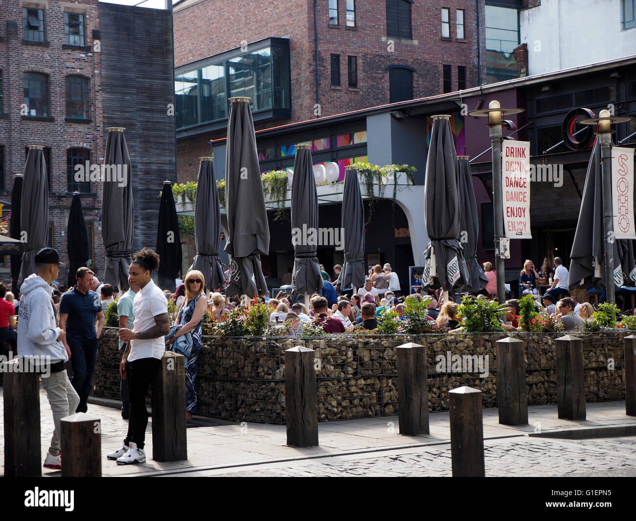 Concert Square è una piazza situata nel centro di Liverpool, in Inghilterra. La piazza e l'area circostante viene spesso indicato come il cuore della vita notturna di LiverpoolÕs,a causa dell'area popolata con alcuni dei più noti locali notturni e bar nella città Foto Stock