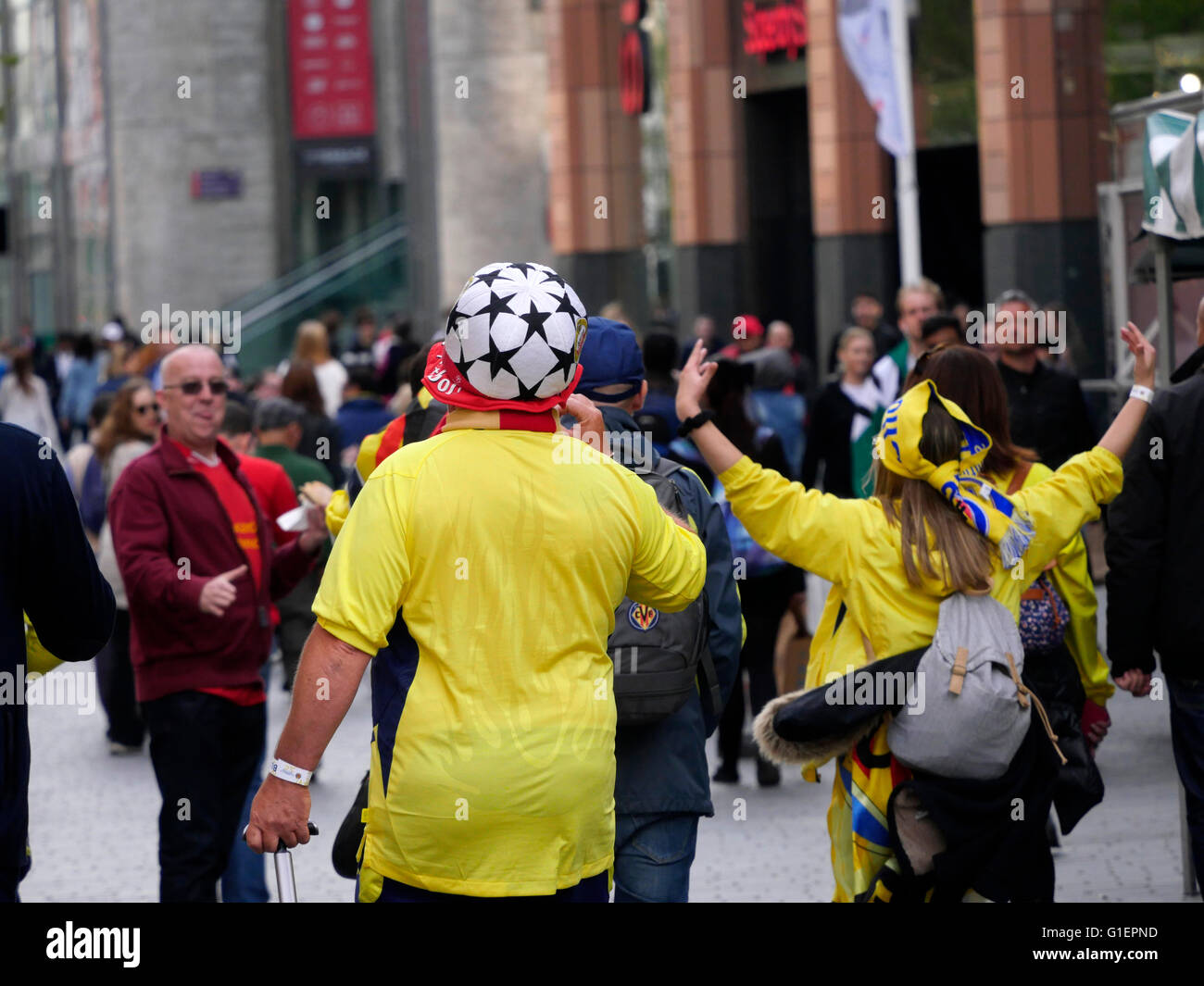 Liverpool Regno Unito 5 maggio 2016 Viilarreal ventole in Liverpool City Centre Foto Stock