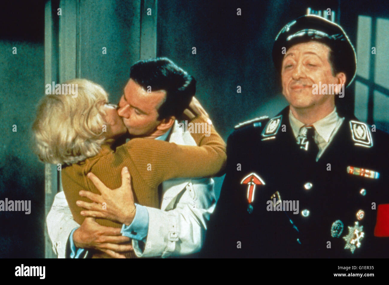 Hogan's Heroes, aka: ein voller Käfig Helden, aka: Stacheldraht und Fersengeld, Fernsehserie, STATI UNITI D'AMERICA 1965 - 1971, Szenenfoto, Darsteller: Bob gru (Mitte), Henry Gordon Foto Stock