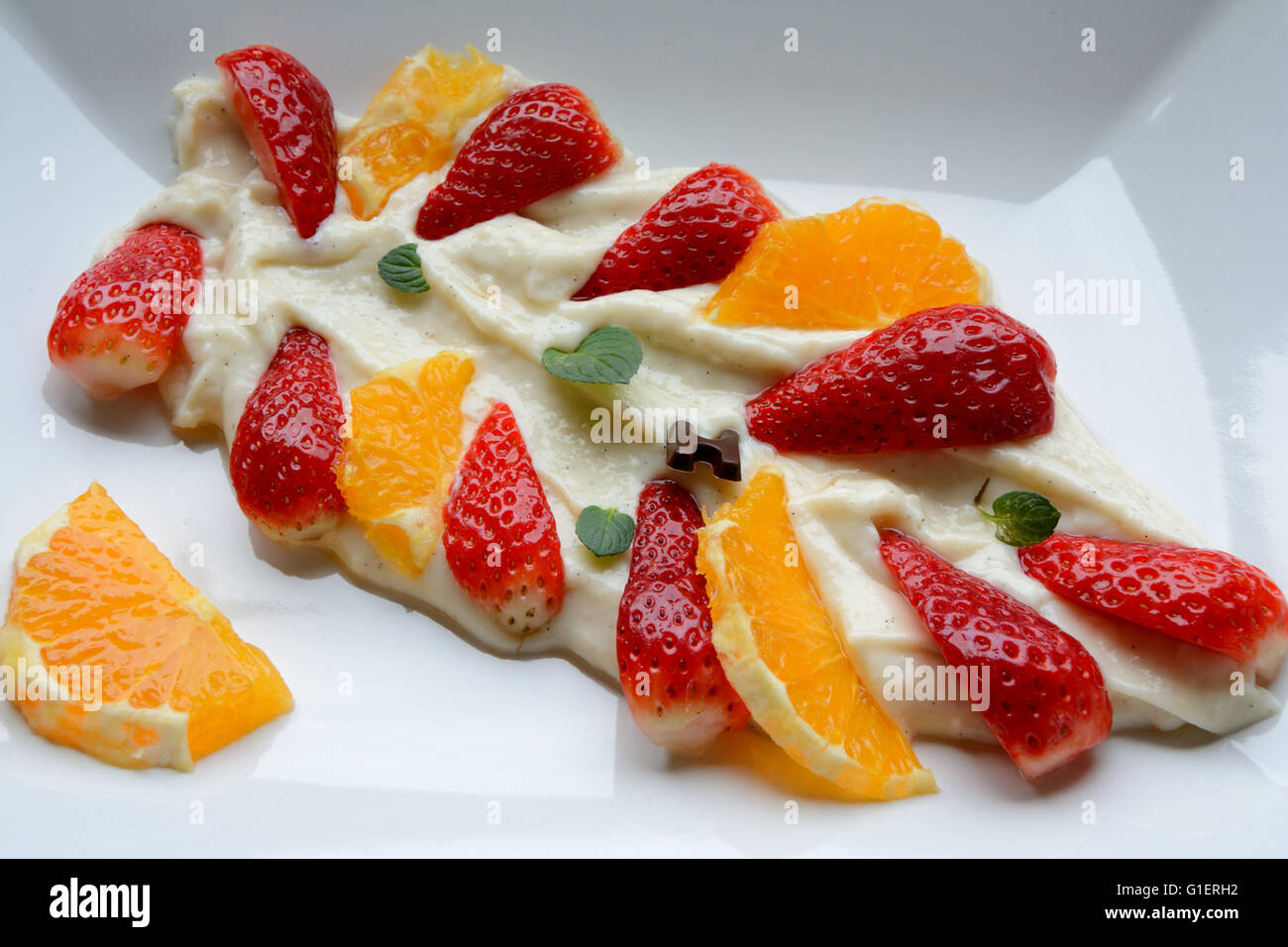 Gustosi dessert fatti di della pappa di miglio con frutti sulla piastra bianca. Foto Stock