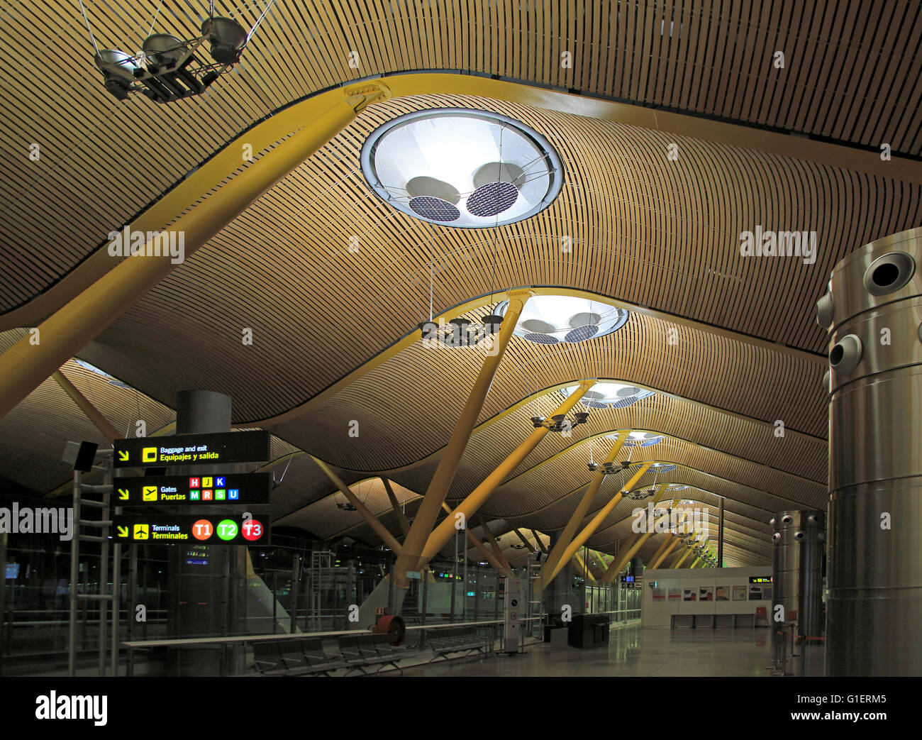 La moderna architettura di interni a soffitto del terminale 4 edificio, Adolfo Suárez Madrid-barajas airport, Madrid, Spagna Foto Stock