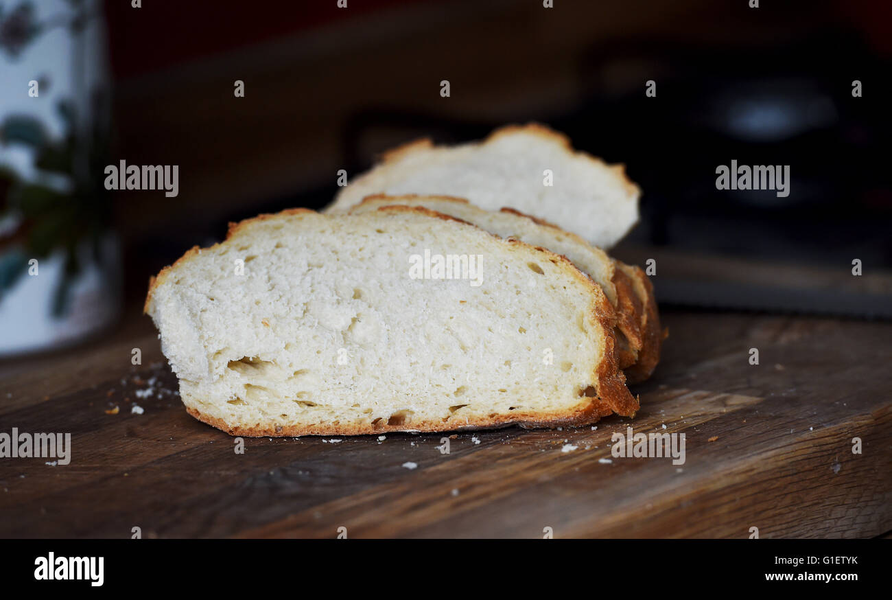 White pagnotta di pane sul tagliere di legno con il coltello Foto Stock