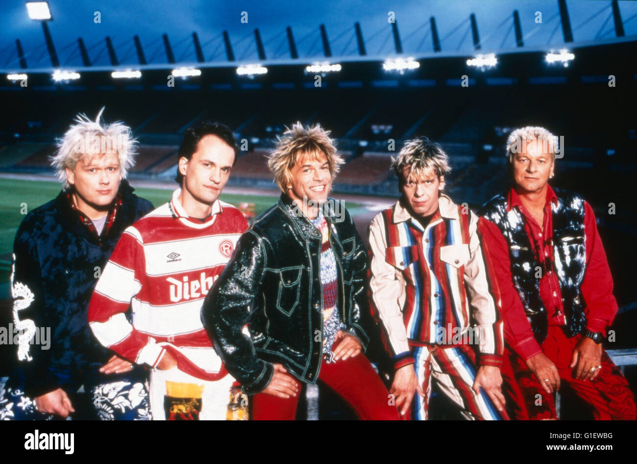 Die deutsche Band "Die Toten Hosen' im Stadion von Fortuna Düsseldorf, Deutschland 1990er Jahre. Band tedesca "Die Toten Hosen" a Duesseldorf football Stadium, Germania degli anni novanta. Foto Stock