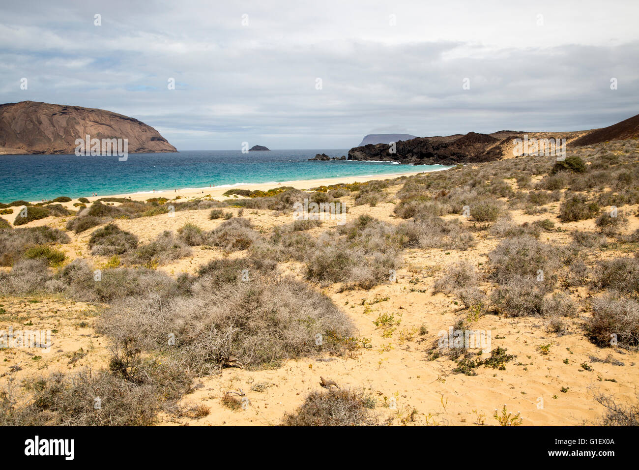 Montana Clara isola riserva naturale e la spiaggia di sabbia di Playa de las Conchas, Graciosa island, Lanzarote, Isole Canarie, Spagna Foto Stock