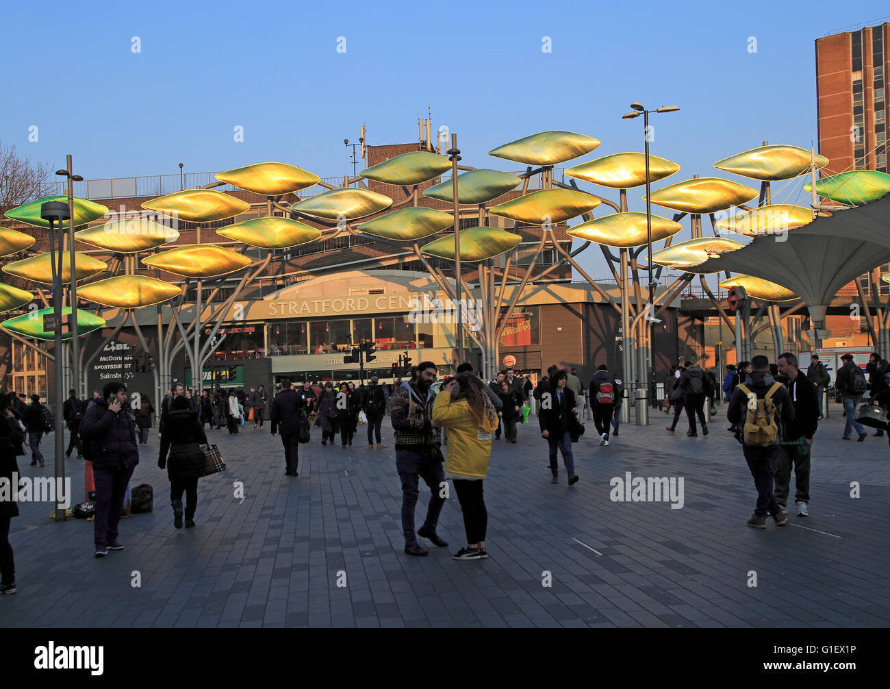 La gente lo shopping al centro di Stratford, Stratford, Londra, Inghilterra, Regno Unito Foto Stock