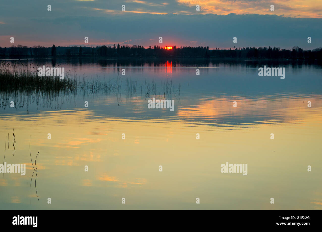 Lago calmo dopo il tramonto Foto Stock