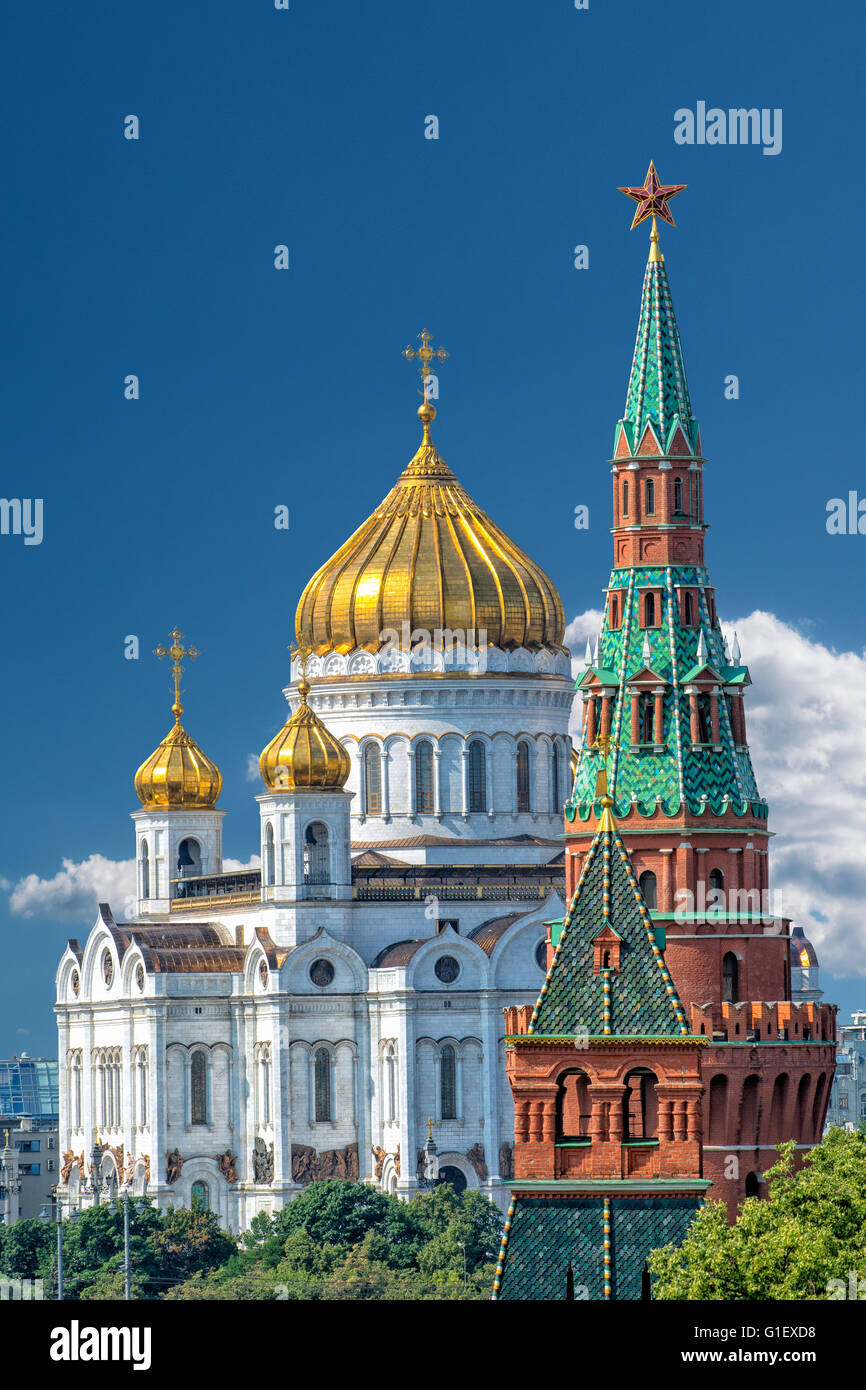 La Cattedrale di Cristo Salvatore e la torre del Cremlino di Mosca Foto Stock