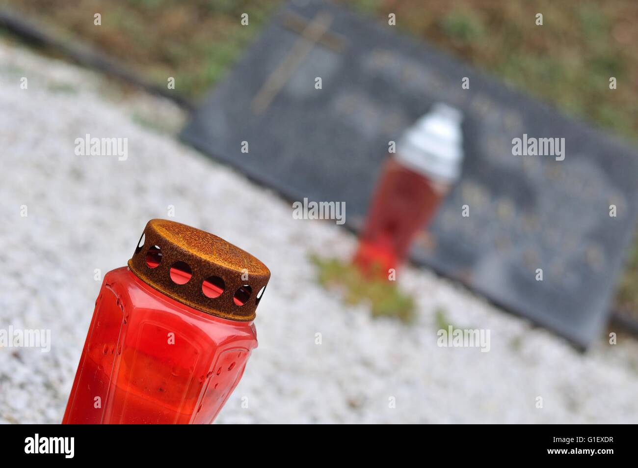 Bruciatore e candela sulla tomba nel cimitero Foto Stock
