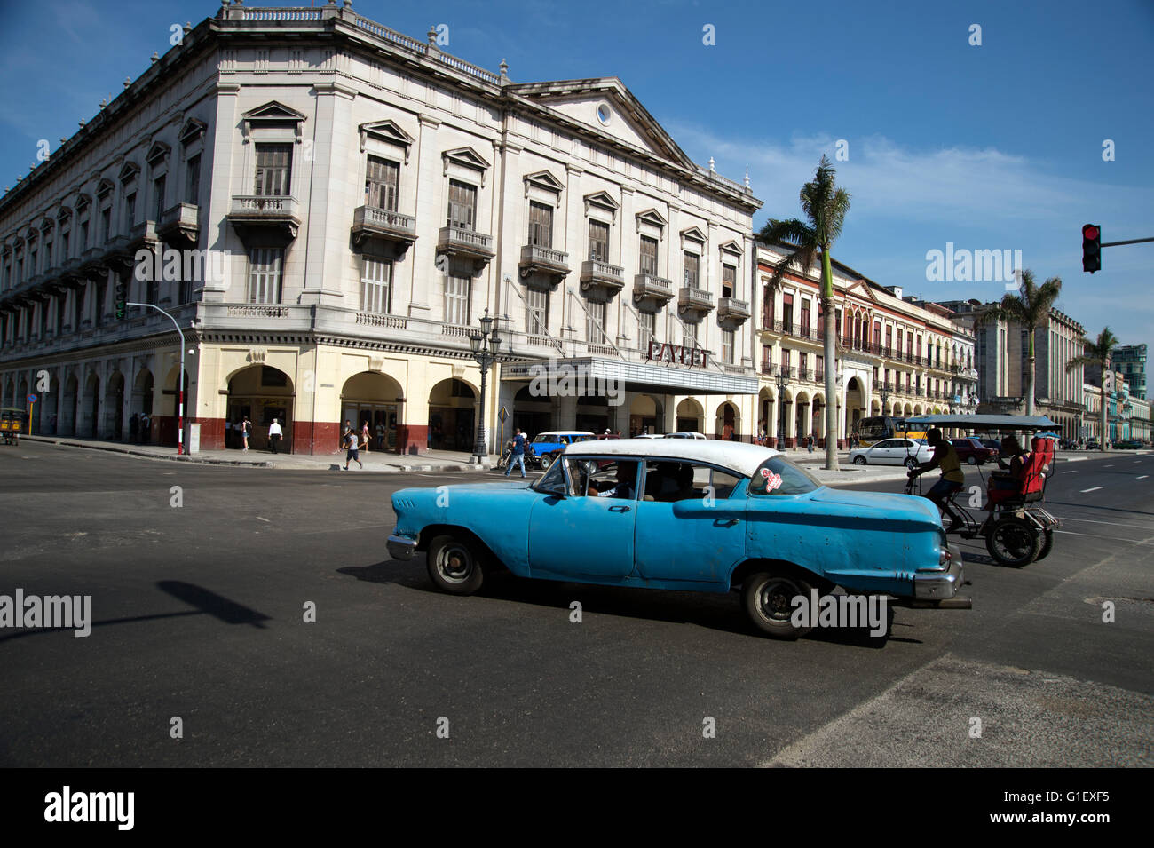 Un vecchio e restaurato 1950's American Automobile usata come un taxi la guida sulle strade del centro di Havana Cuba Foto Stock