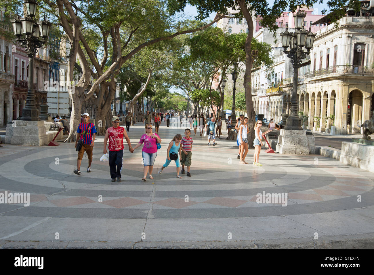 Le famiglie cubane fuori per una passeggiata sul viale alberato Prado nel centro di Havana Cuba Foto Stock
