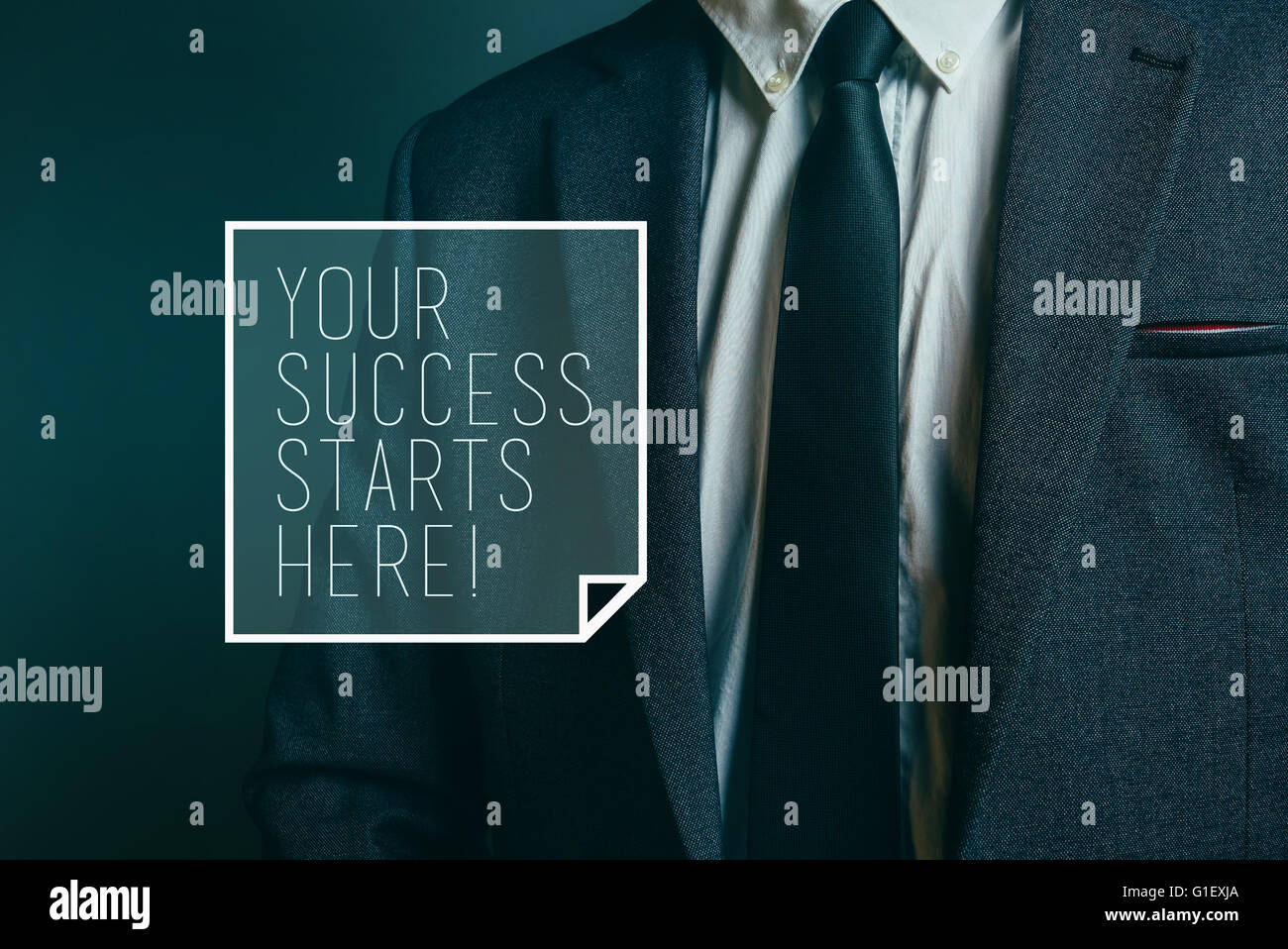 Il vostro successo inizia qui, motivazionale messaggio di business con elegantemente vestito uomo d affari in background. Foto Stock