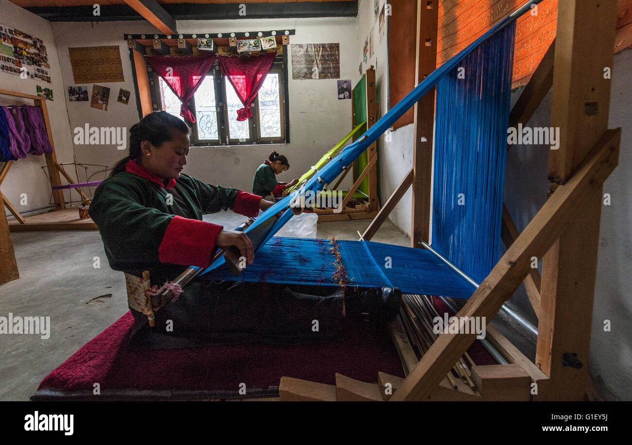 Giovane donna tessitura di arazzi a Choki tradizionale arte scuola Kabesa Thimpu (capitale del paese) Bhutan Foto Stock