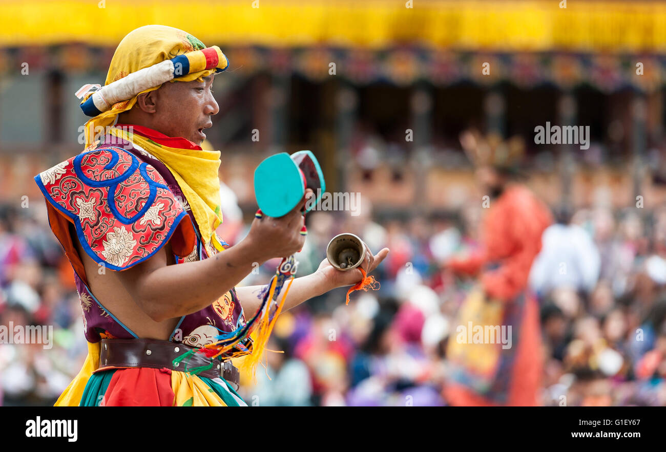 Ballerini di eseguire a paro festival religioso del Bhutan Foto Stock