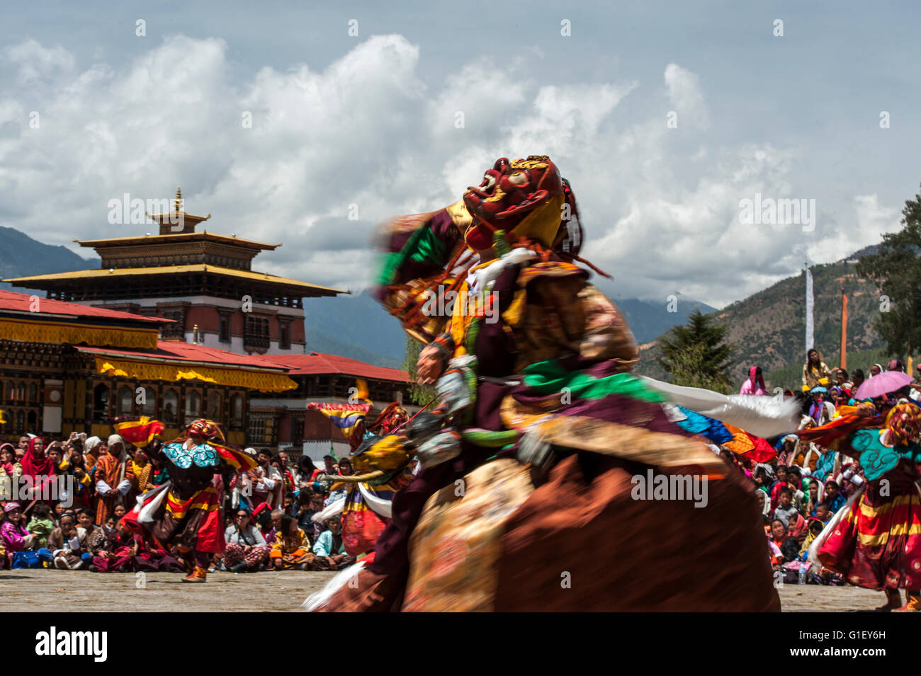 La danza della divinità terrificanti (Tungam) a paro festival religioso del Bhutan Foto Stock