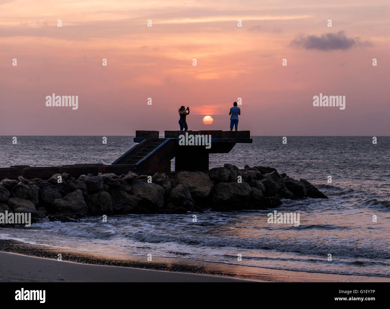 Paio di scattare le foto di ogni altro su un molo al tramonto Cartagena de Indias Colombia Sud America Foto Stock