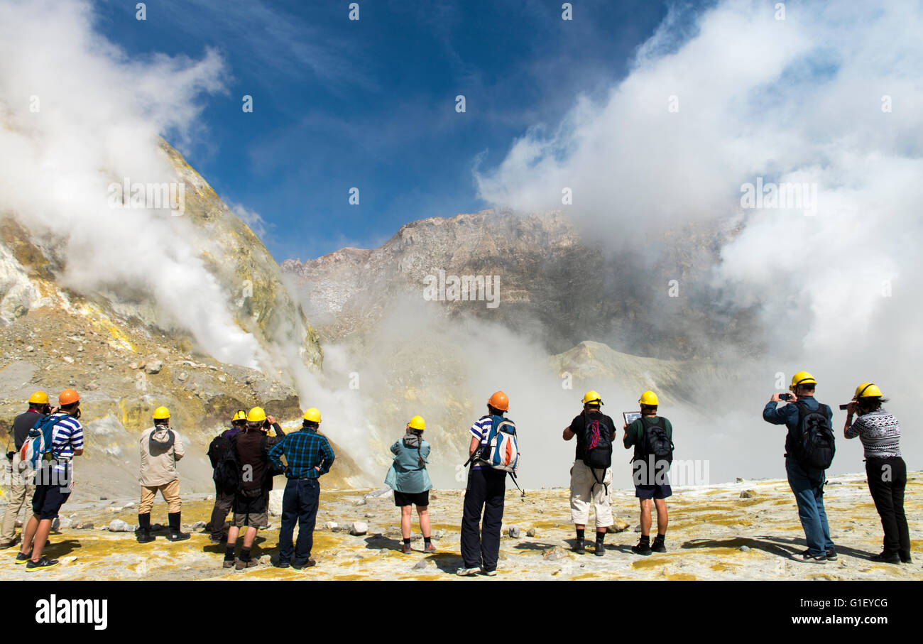 I turisti su terreni al vulcano attivo Whakaari Isola Bianca Nuova Zelanda Foto Stock