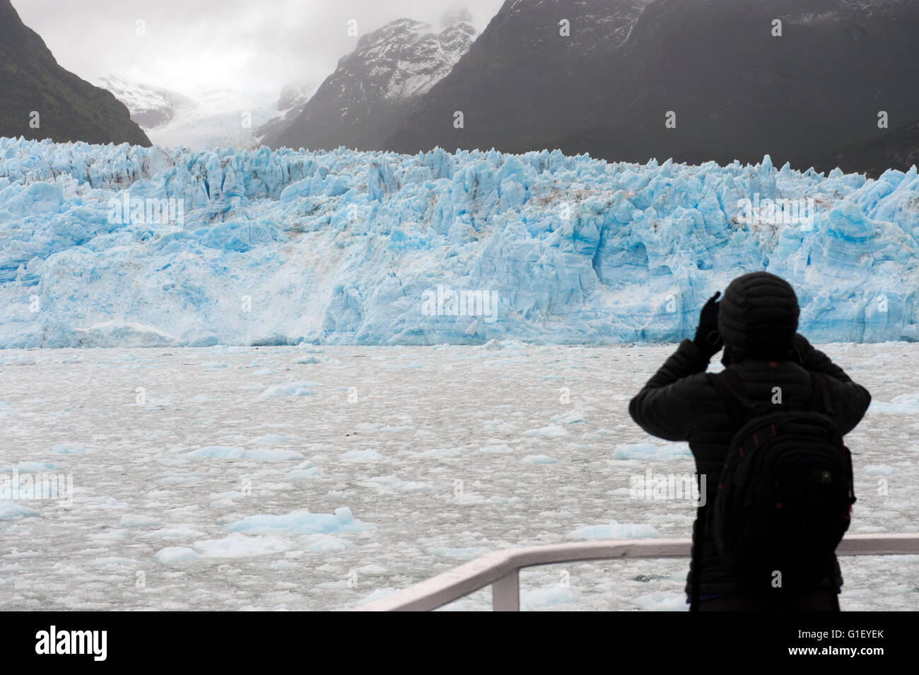 Turisti in barca dal ghiacciaio Amalia o ghiacciaio Skua Bernardo O'Higgins Parco Nazionale di Patagonia Cile Foto Stock