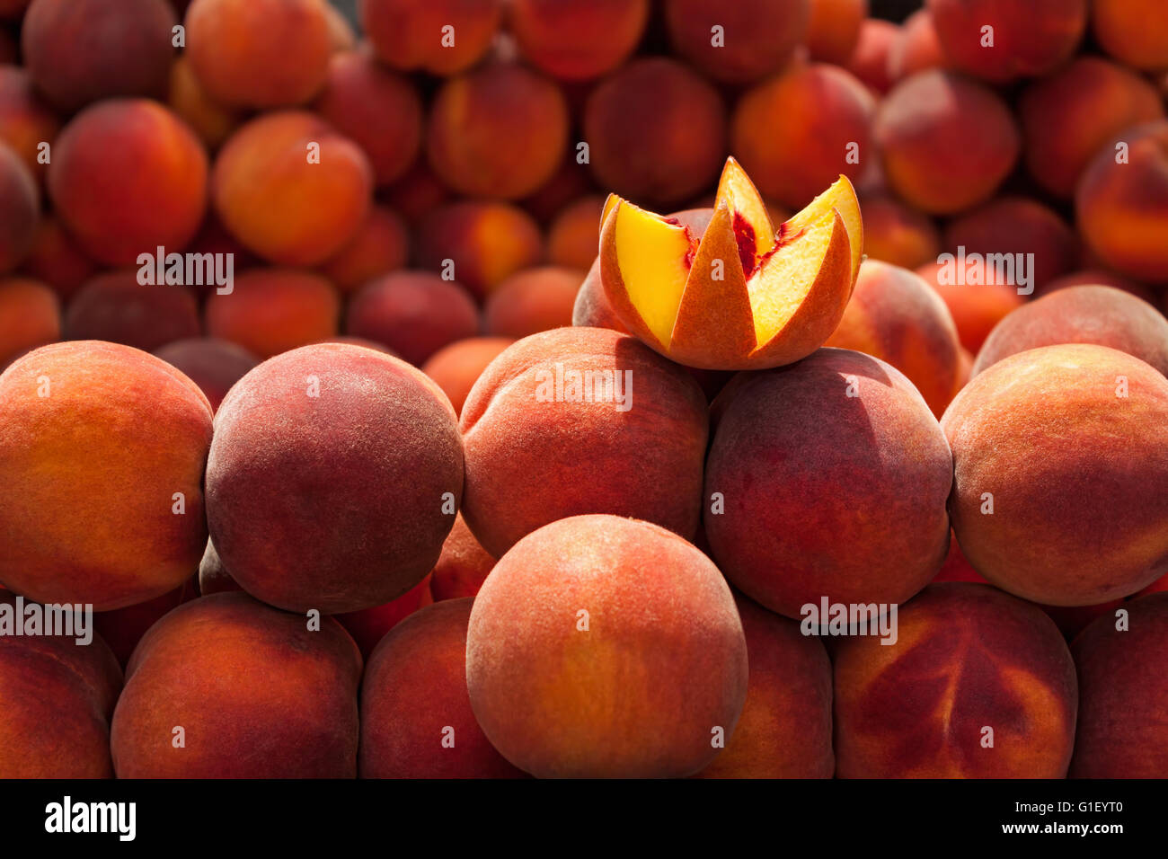 Pesche fresche al bazaar Foto Stock