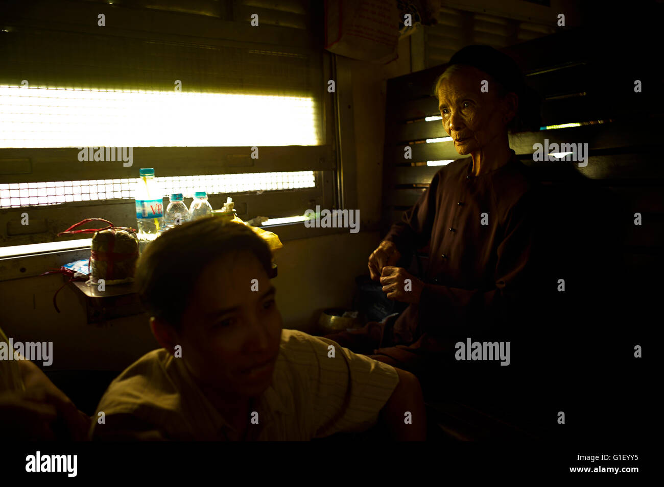 Riunificazione Express Train Journeys in Vietnam. Il Vietnam i modi di vita. Foto Stock