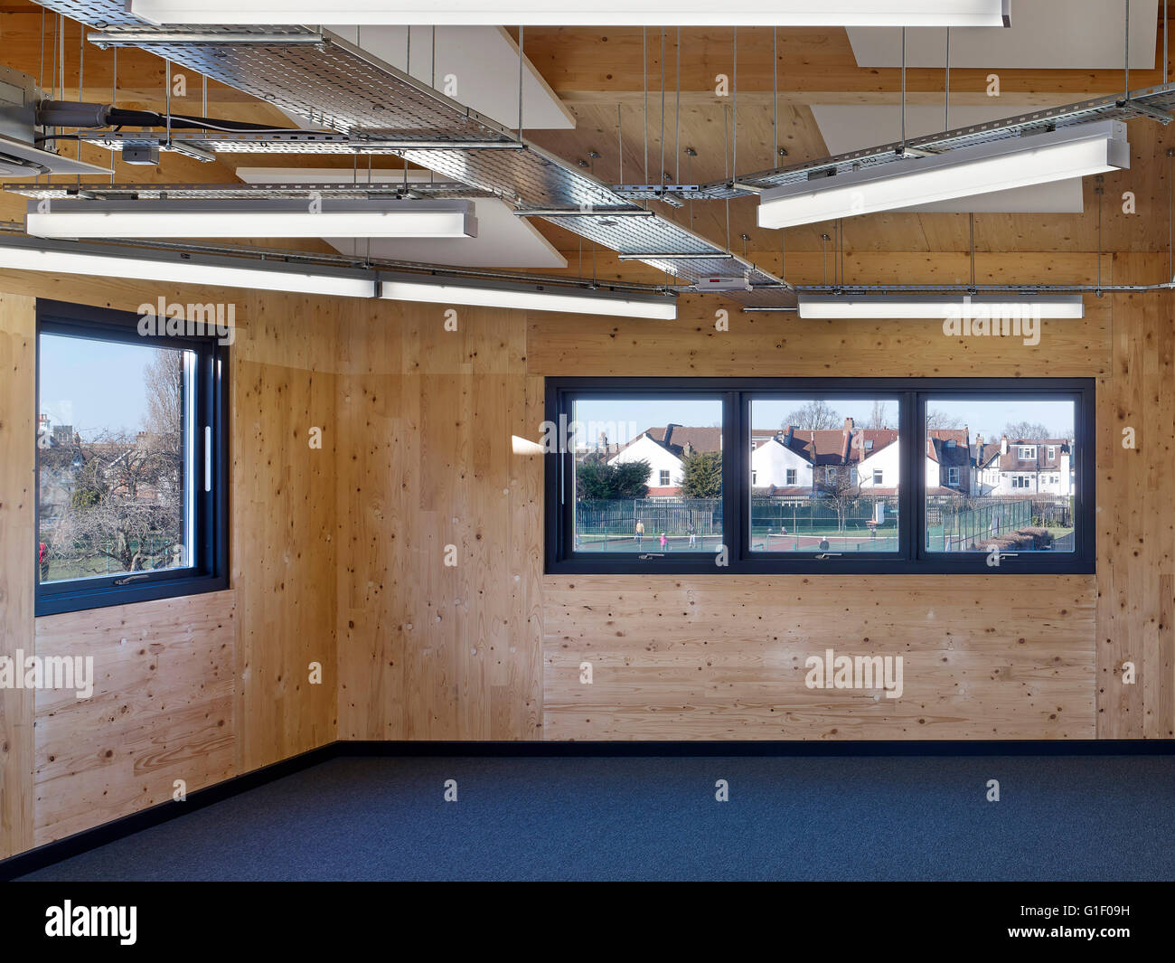 Camera classe interna e vista incorniciata. Scuola Graveney, sesta forma il blocco, Londra, Regno Unito. Architetto: Progetti Urbani Bureau, 2015. Foto Stock