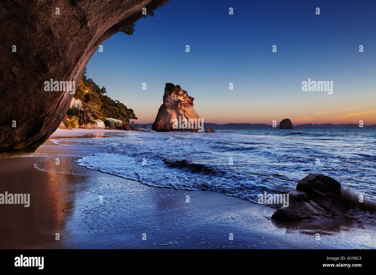 Cove della cattedrale di sunrise, Penisola di Coromandel, Nuova Zelanda Foto Stock