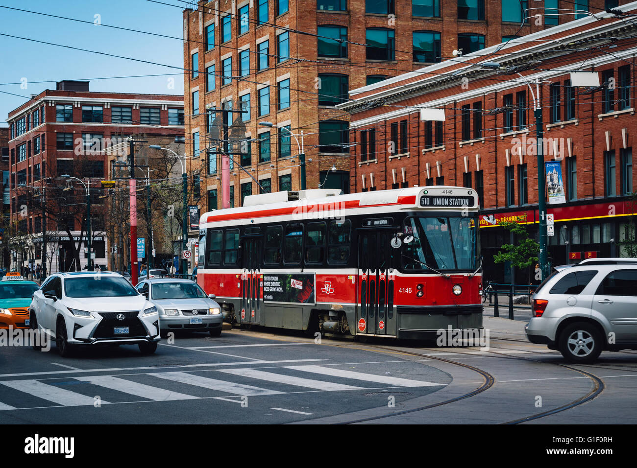 Il tram e l'intersezione di Queen West e Spadina Avenue, nel quartiere alla moda di Toronto, Ontario. Foto Stock