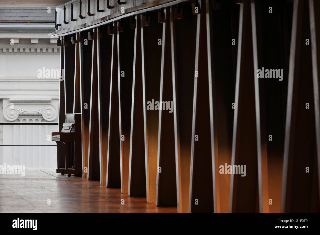 I supporti diagonali nel piano superiore per il reparto di amministrazione con pianoforte, contro la finestra con vista del neoclassico edificio confinanti. Royal Danish Playhouse, Copenhagen, Danimarca. Architetto: Lundgaard & Tranberg, 2008. Foto Stock