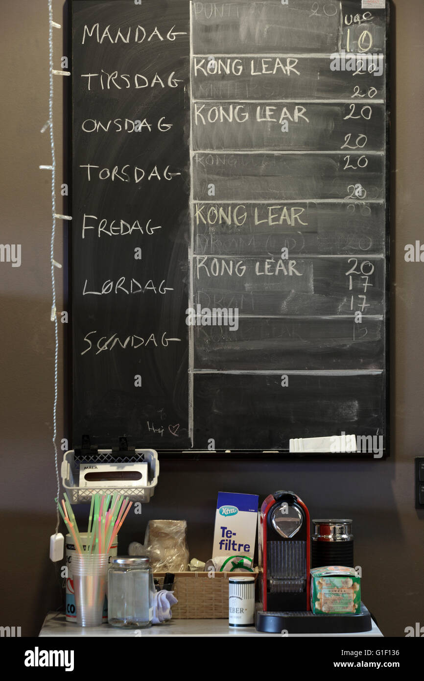 King Lear di pianificazione delle prestazioni su lavagna sopra il frigorifero con il cartone di latte nel reparto di amministrazione. Royal Danish Playhouse, Copenhagen, Danimarca. Architetto: Lundgaard & Tranberg, 2008. Foto Stock