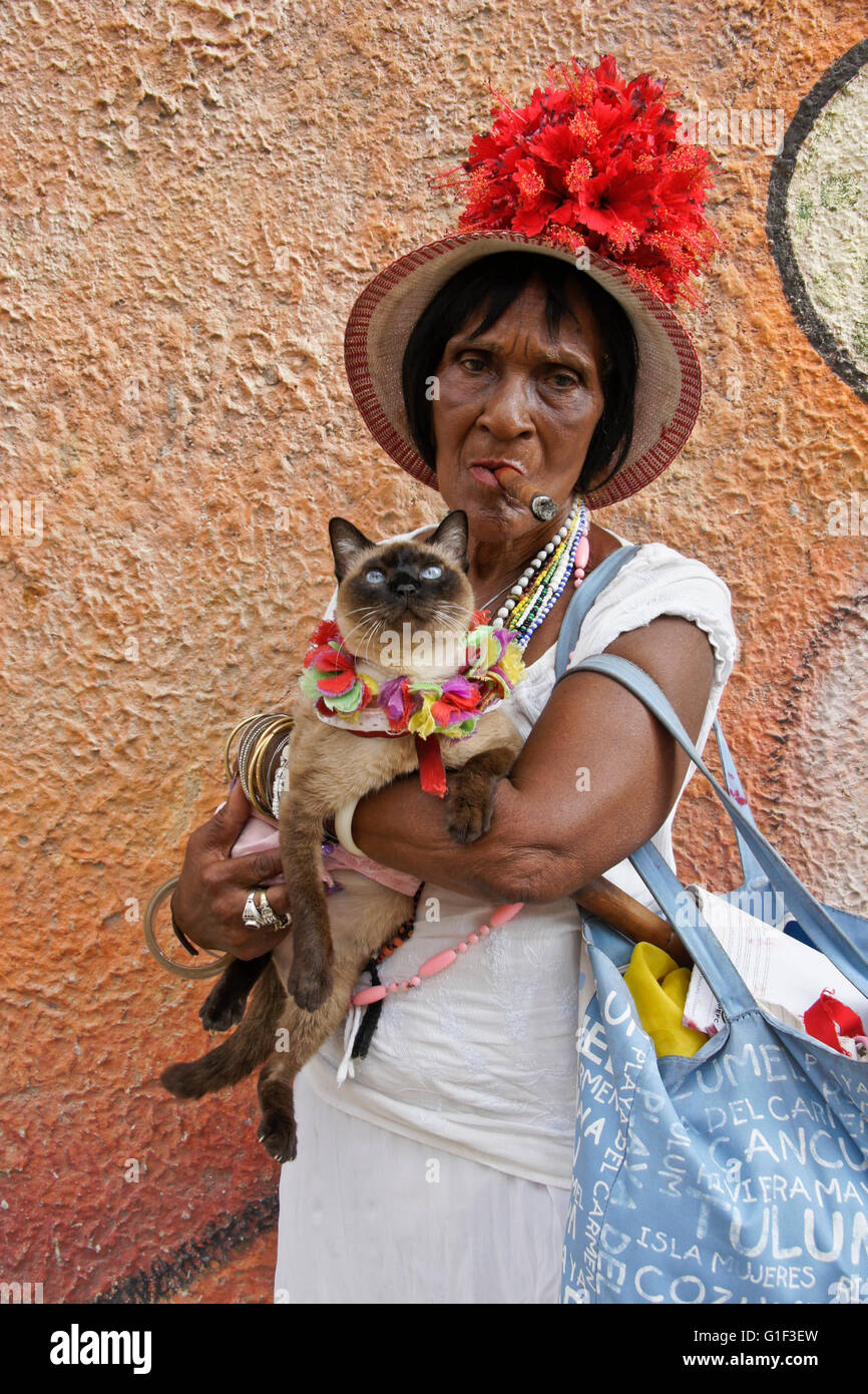 Il sigaro-fumatori donna e il suo gatto, Havana, Cuba Foto Stock