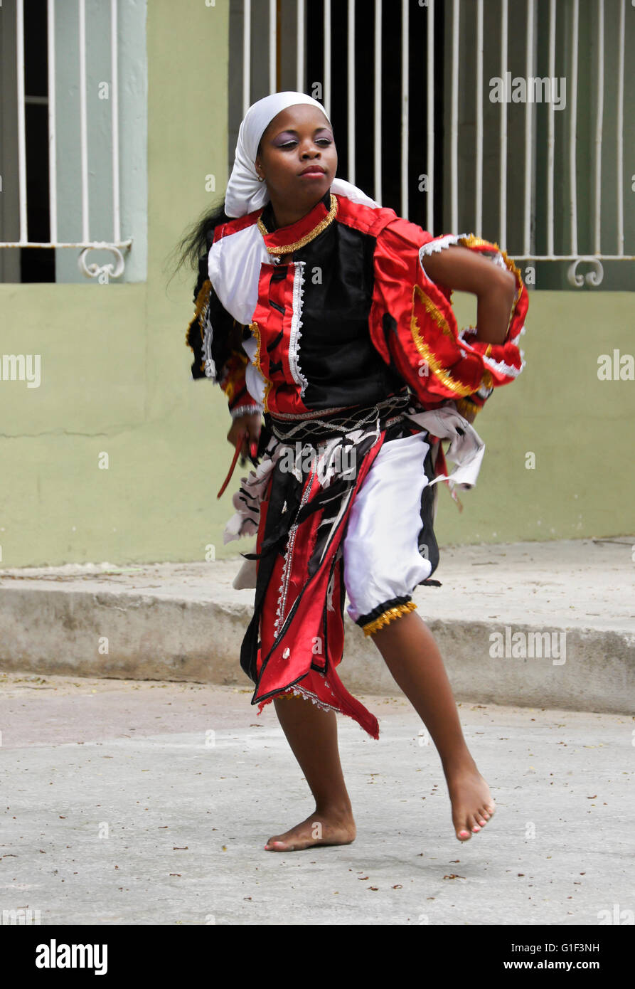 Il Rumba Morena ballerina esecuzione di El Gran Palenque, Vedado, Havana, Cuba Foto Stock