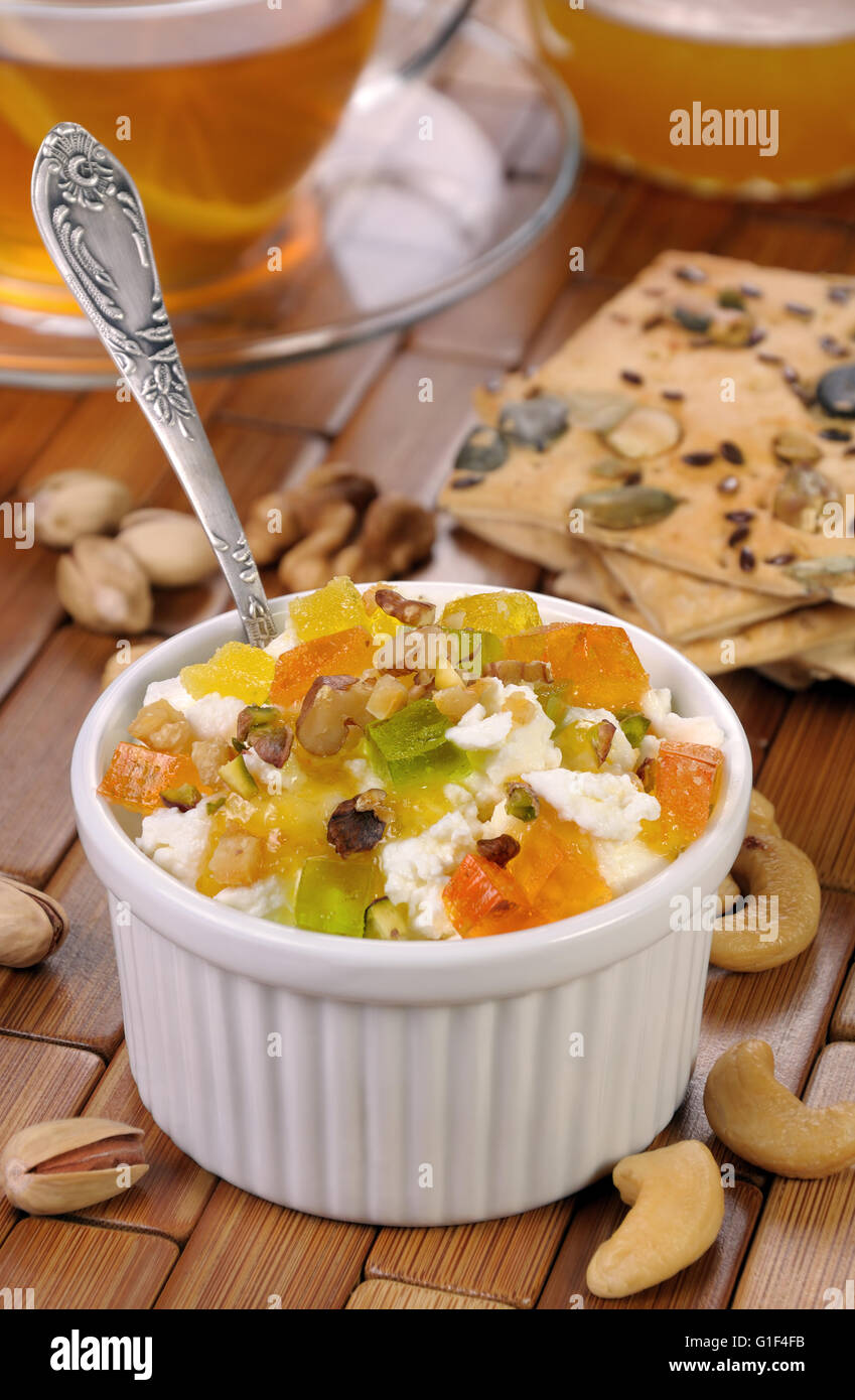 Porzione di formaggio con marmellate e confetture fette, dadi, pistacchi Foto Stock