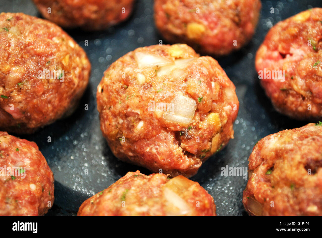 Molte materie le polpette di carne pronto per essere cotto al forno Foto Stock