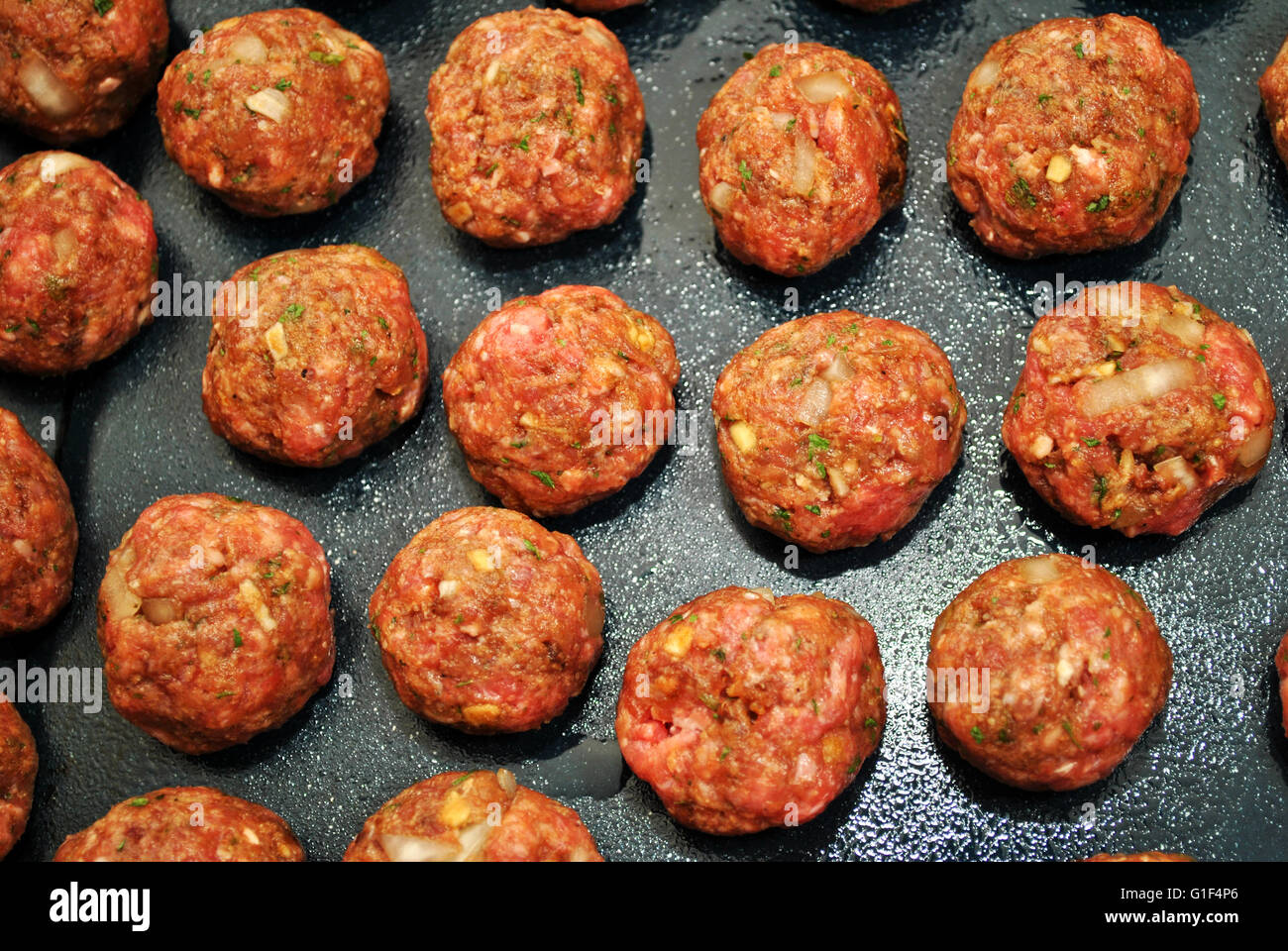 Molte materie le polpette di carne pronto per essere cotto al forno Foto Stock