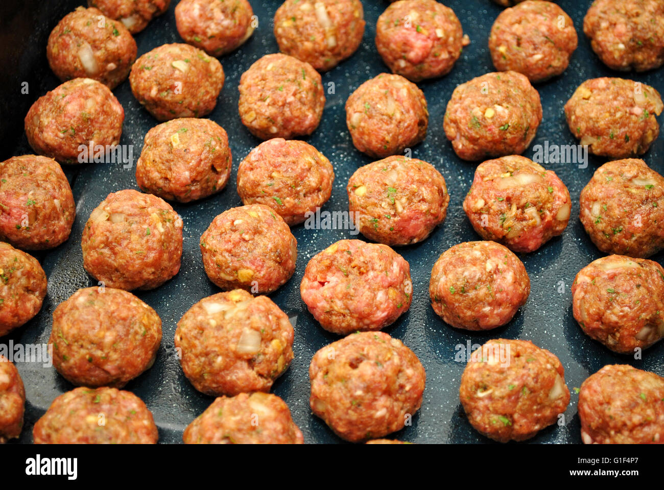 Molte materie le polpette di carne pronto per essere cotto al forno Foto Stock