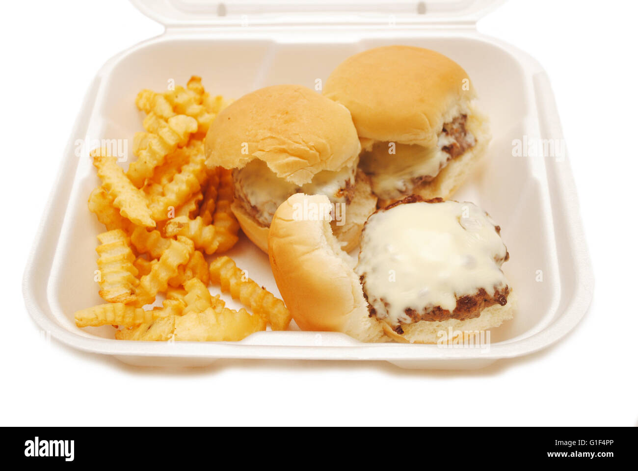 Cheeseburger cursori con le patatine fritte in un contenitore asporto Foto Stock