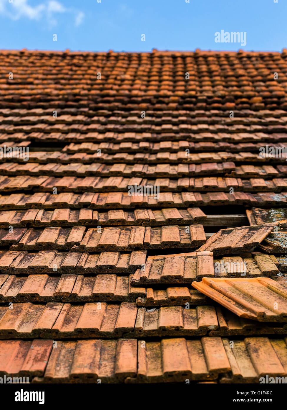 Mancano tegole del tetto su una struttura Foto Stock