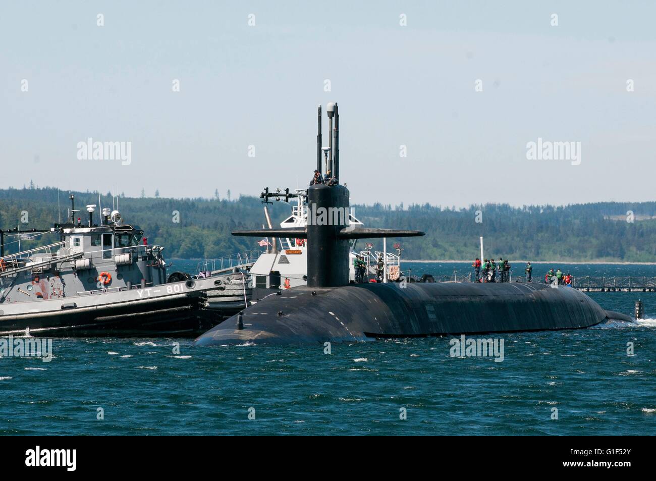 US Navy Ohio-class missile balistico sommergibile USS Pennsylvania vele verso la sua porta di casa della Base Navale di Kitsap a seguito di una routine deterrente strategico patrol Maggio 6, 2016 vicino a Bangor, Washington. Foto Stock