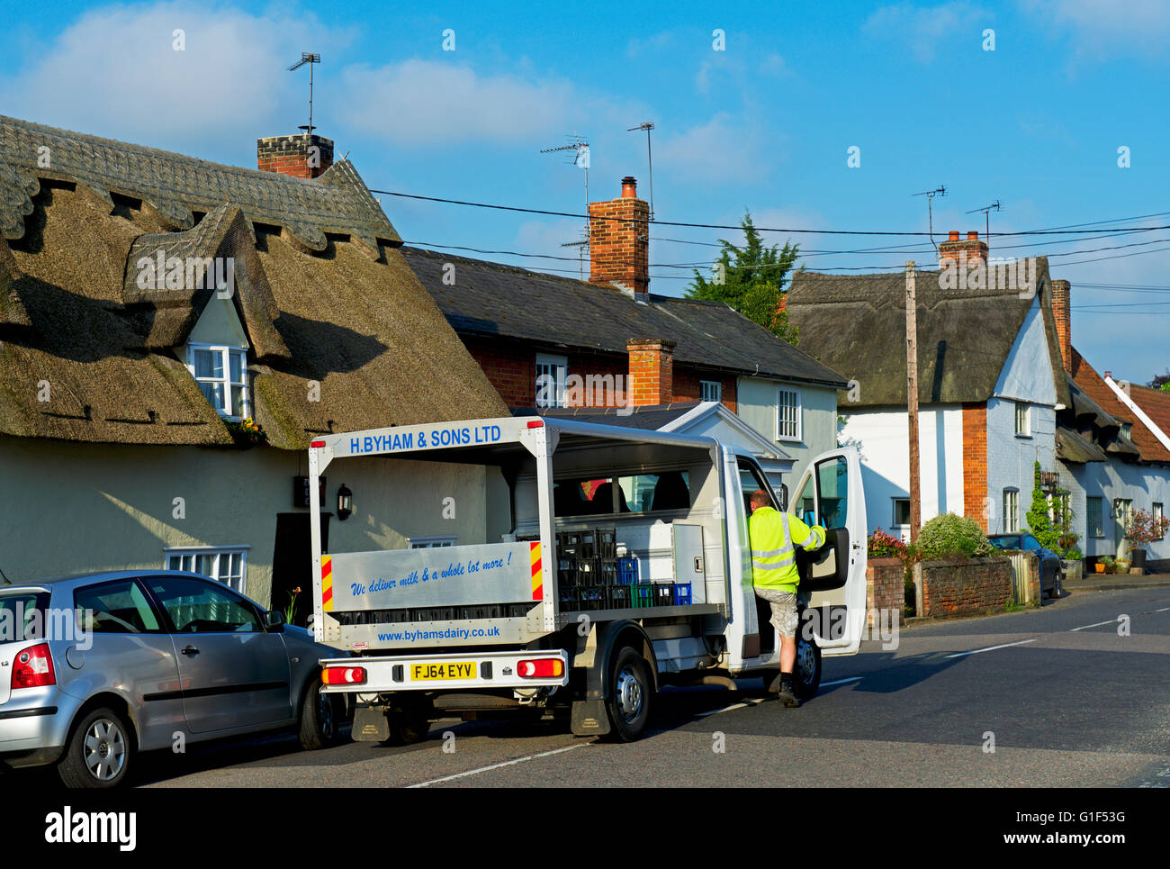 Lattaio offrendo alle case del borgo di monaci Eleigh, Suffolk, Inghilterra, Regno Unito Foto Stock