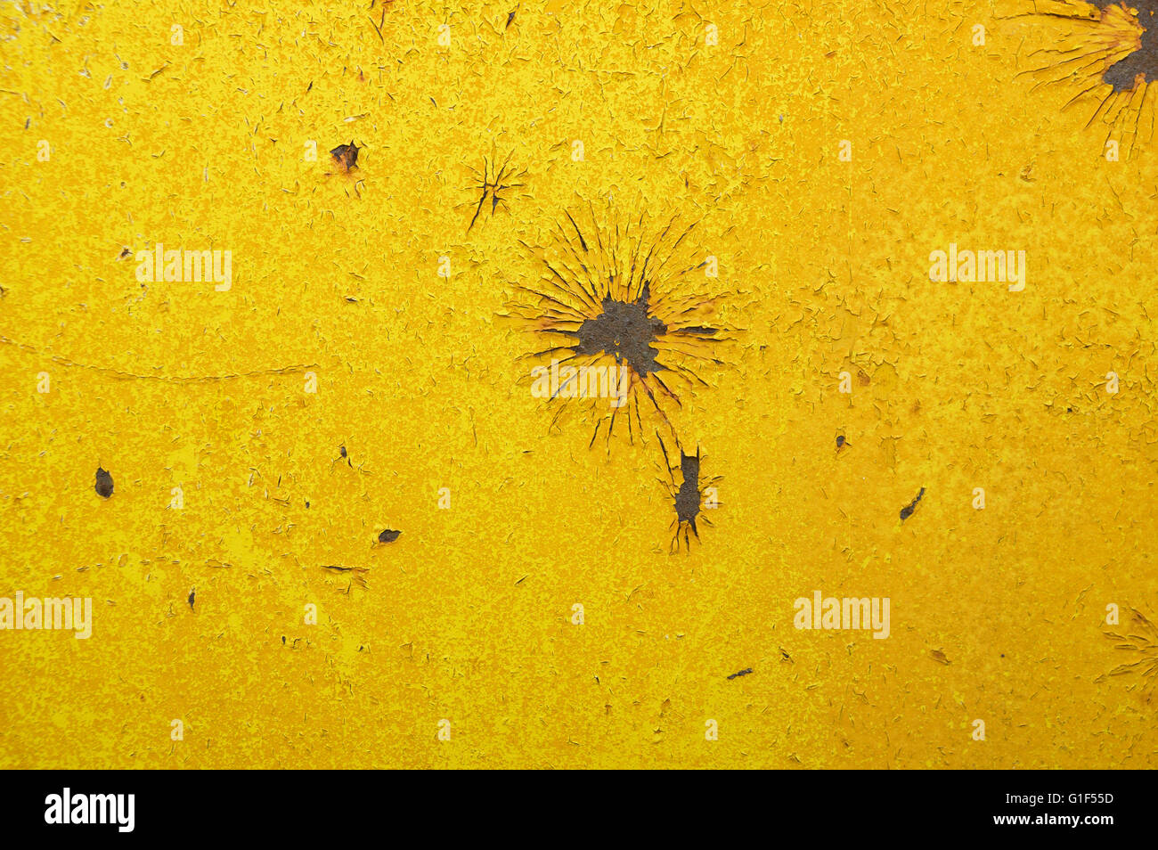 Vecchia dipinte di un giallo di ferro arrugginito in metallo con crepe e macchie di ruggine Foto Stock