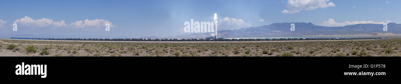 Panorama delle dune di Mezzaluna concentrata potenza termica solare impianto con specchi che riflettono la luce del sole sulla torre centrale un Foto Stock
